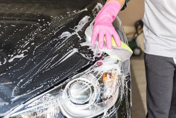 Auto selbst waschen: Das müssen Sie beachten.
